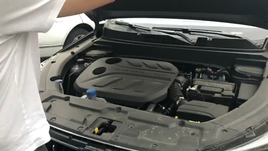 全新长安欧尚x5旗舰型开引擎盖演示