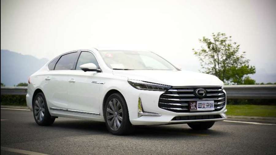 广汽传祺旗舰轿车全新ga8开着它去跑山吃鸡是啥体验