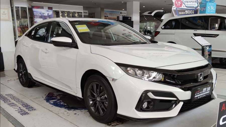 到店实拍本田三厢思域看完了两厢版后依然很运动