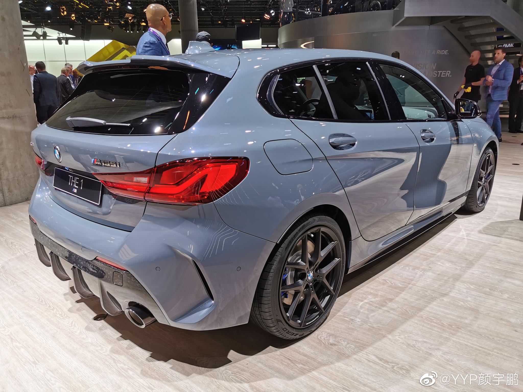 图15是宝马新一代m135i车身包围轮圈和配色都挺威武的