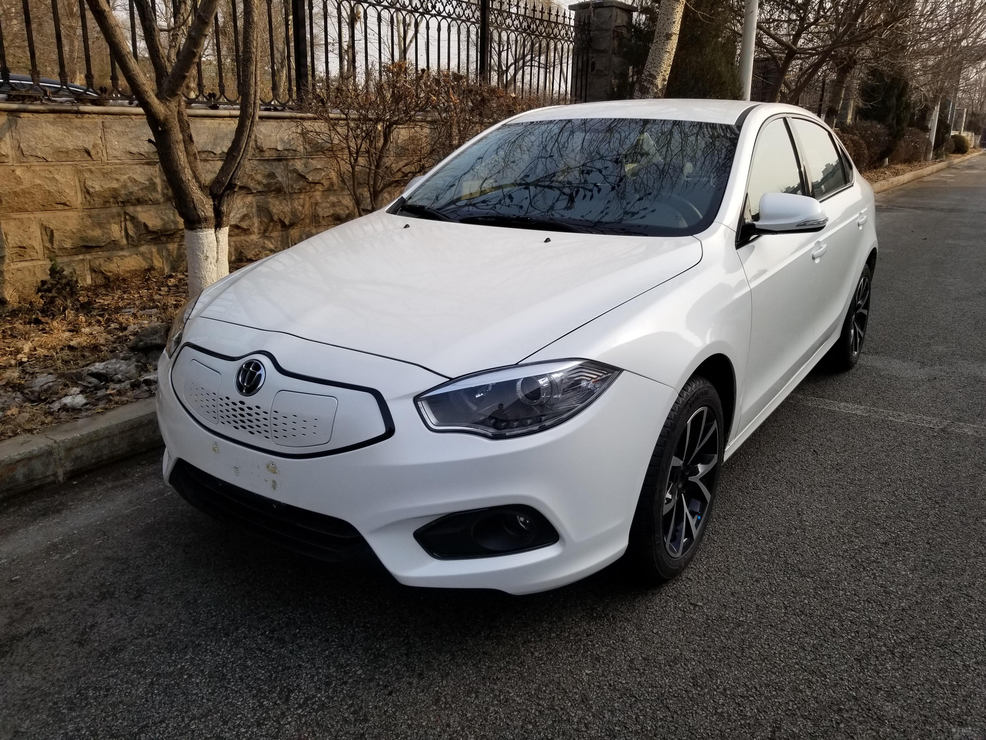 网易汽车11月28日报道日前,一组中华e5的实车图曝光,新车可以看作是