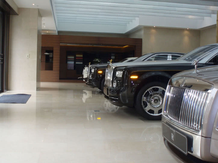 47 8万买辆宝马530 4s店送一保温杯 车主转身就送给了保洁阿姨 易车