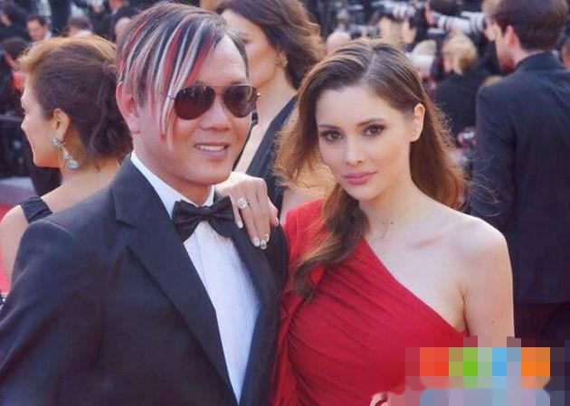 这个杀马特就是澳门的洪永时,这才是真正的土豪,妥妥的人生赢家,曾经