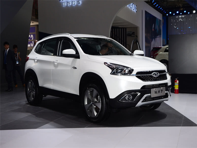 他本来是陪朋友去买奥迪q7的,但在路途中却看到了奇瑞4s店,当他的朋友