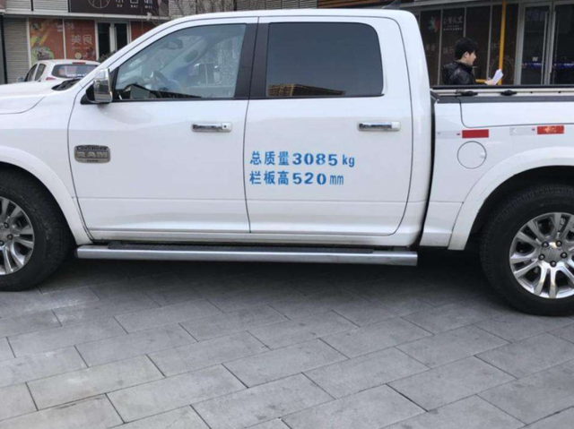 950万奔驰被喷字车主委屈哭诉车管所车无贵贱喷