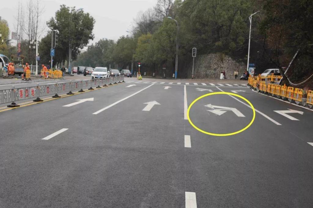 注意这条路的左转调头在第三车道很多车主都开错了