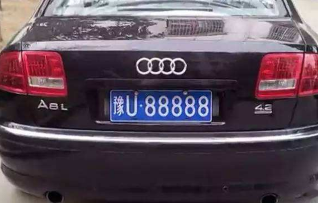 炸弹号车牌也有山寨远看像88888近看原来有这种玄机