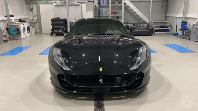 赚足回头率实拍欣赏黑色法拉利812