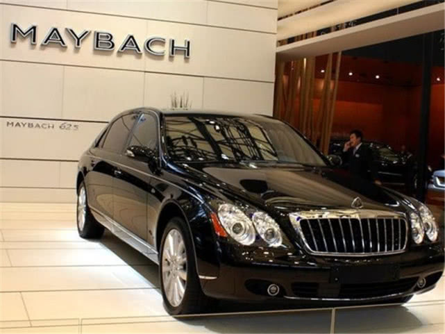 200万迈巴赫洗车掉层皮车主怒找4s店经理赔你800万行吗