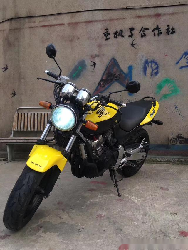 本田小黄蜂250直列四缸水冷声音小蜜蜂改装疝气大灯