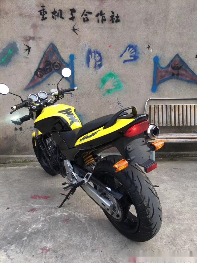 本田小黄蜂250直列四缸水冷声音小蜜蜂改装疝气大灯