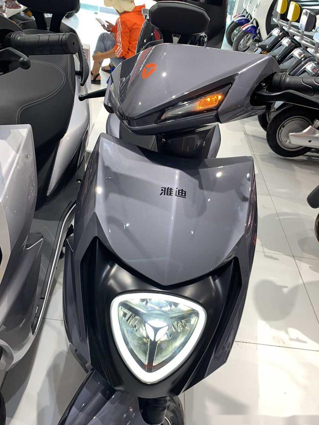 雅迪铂金版t6配led基因大灯四种规格电池通配价格你满意吗