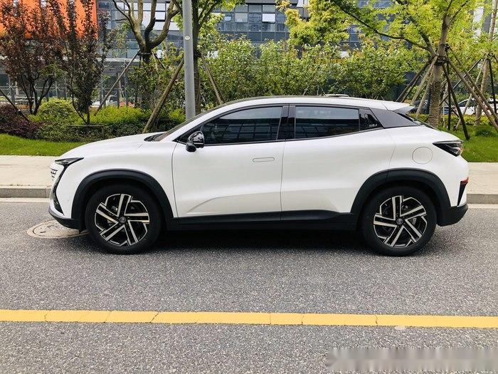 白色实车更具质感,长安uni-t现身街头_易车