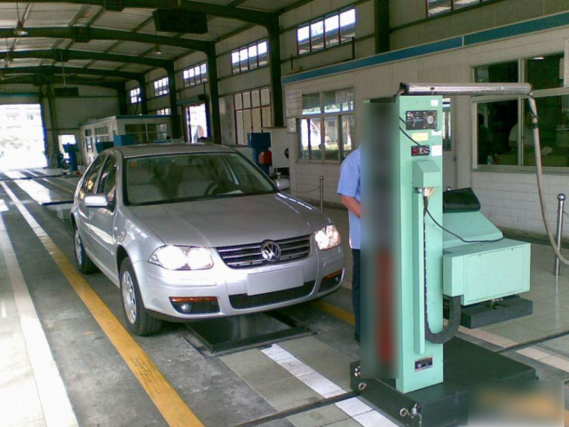 百万路虎遇暴力年检现场烟雾四起车主这是检车还是毁车