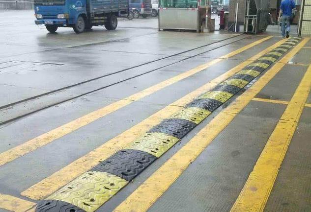 新型液体减速带吃软不吃硬货车司机笑了轿车司机哭了