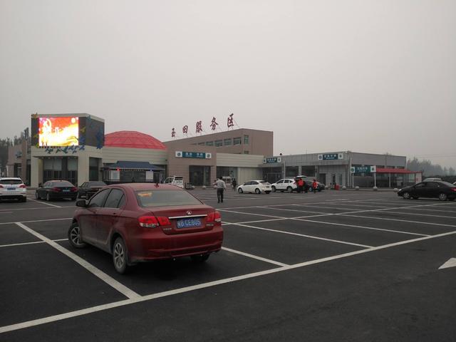 阴天的服务区一角.