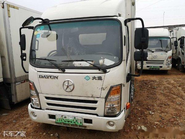 实拍停车场里的大运e3电动轻卡这是在等待淘汰吗