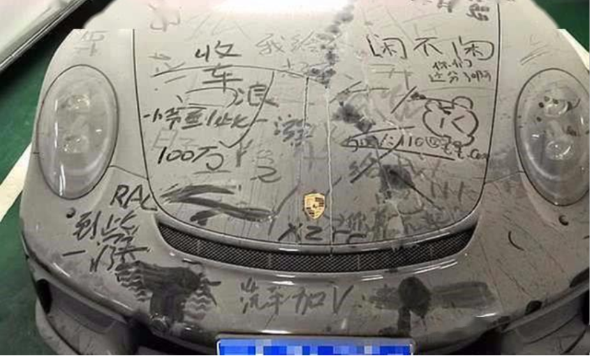 被遗忘的保时捷2年没动满身灰尘车头四个字清新脱俗