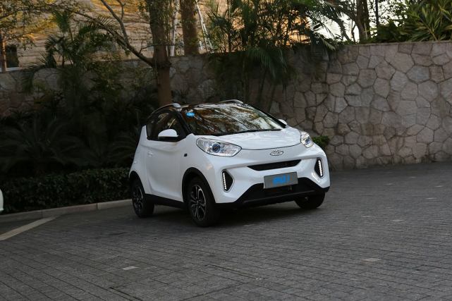 丰田普拉多强行变道遭小蚂蚁怒怼车皮被撞坏车主看完抬不起头