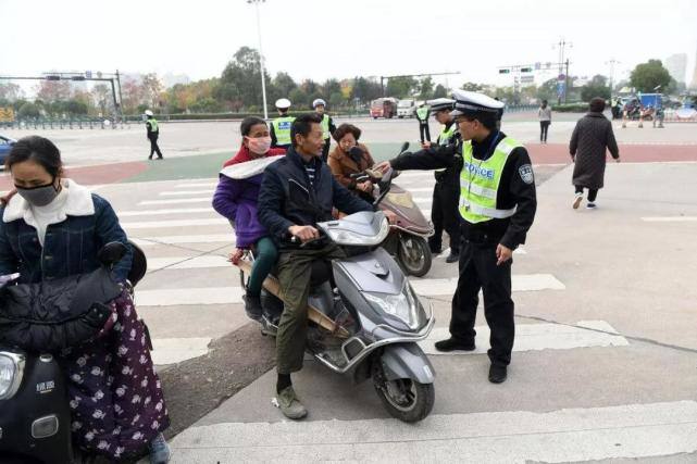 骑电动车右手握法图图片