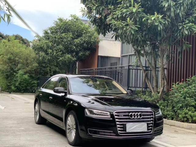 奥迪a8w1263顶配四座金属黑米白笼订
