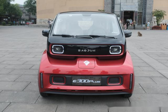 小型电动市场终来战五菱宏光miniev对比新宝骏e300