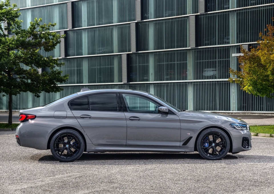 车若初见宝马02545e插混2021目前5系插电的顶级版了看看就行跟国内