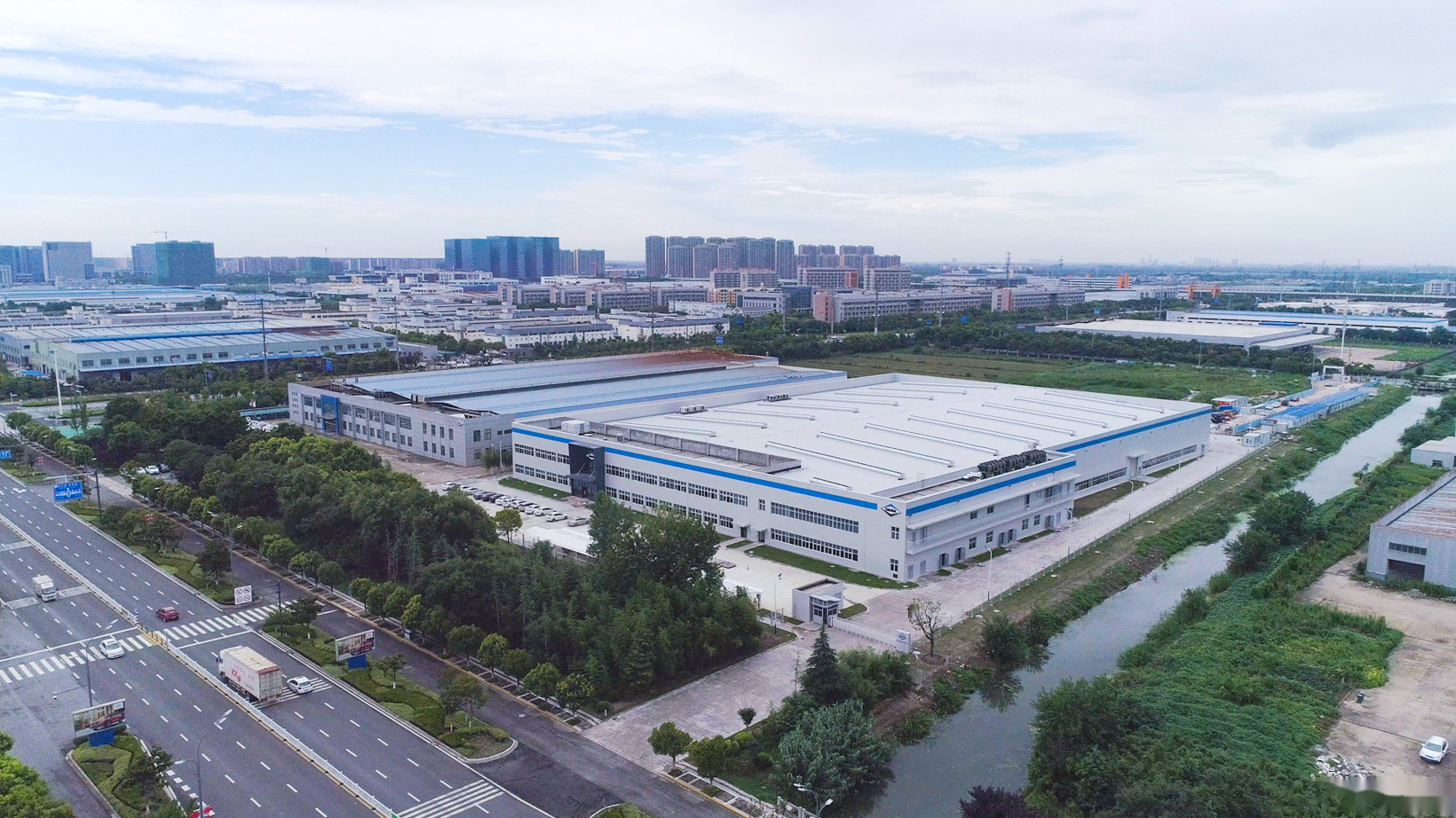 德纳非公路传动系统盐城新工厂正式交付