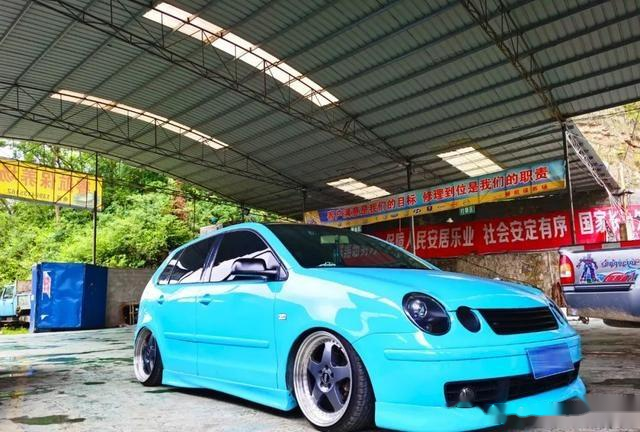 在新车创新时代,肖郑选择了生产的汽车,四眼polo的"四眼圆灯"与奔驰