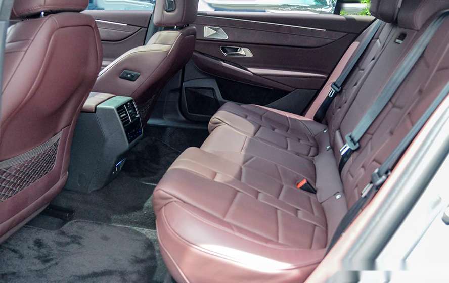 法系旗舰轿车ds9到店实拍外观很个性犀利内饰很豪华