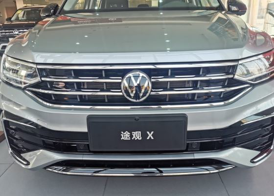 2020款大众途观x到店,珀光银涂装很大气,轴距2791mm配2.0t