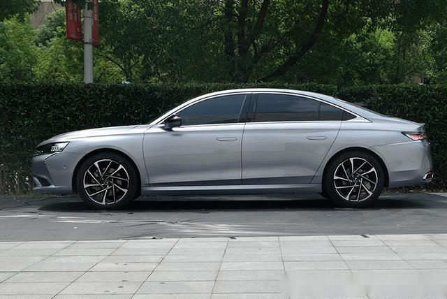 ds9海外上市起售价约3741万元科幻豪华外观