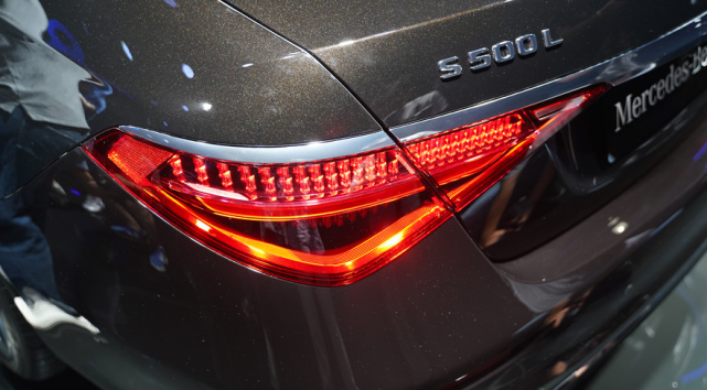 来到车尾,变化也是翻天覆地,特别是尾灯造型变成了三角样式,由一条