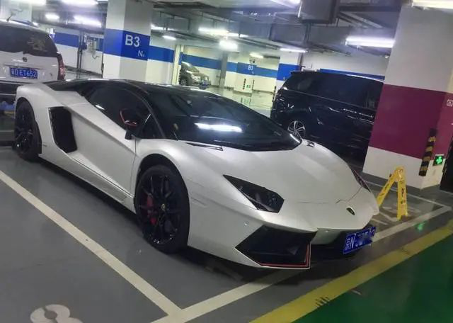 黄子韬的兰博基尼全球10台能当镜子用
