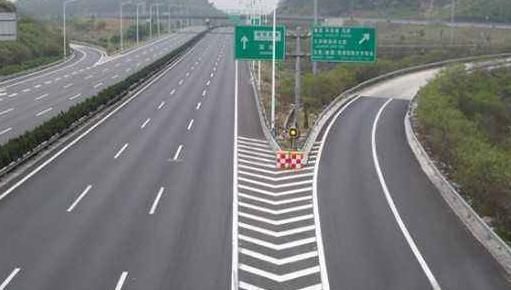 4种,导流标线,高速入口附近的程序和服务区域,我们经常看到这样的引导