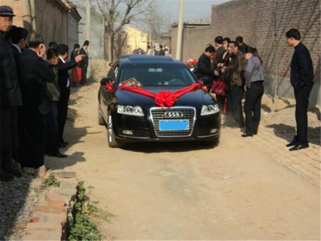 年底农村兴起买车潮流车主借钱也要买不然没面子